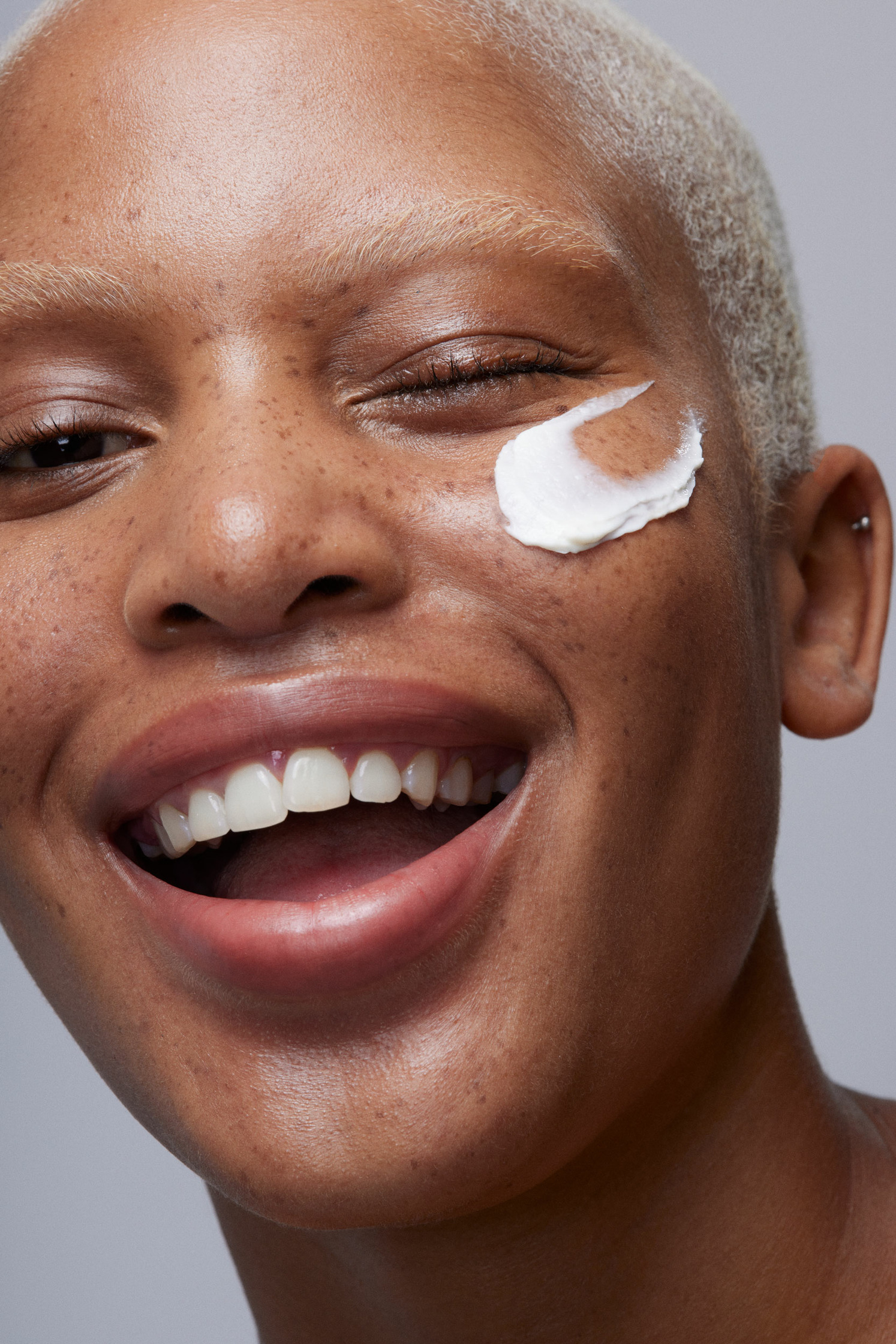 a woman smiling with a cream on her face
@unamabasa @coreartistmanagement #makeup @agaolszanski @fraukefischer